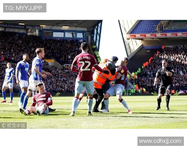 米堡与维拉首轮对决精彩回顾球迷热情高涨赛场氛围火爆